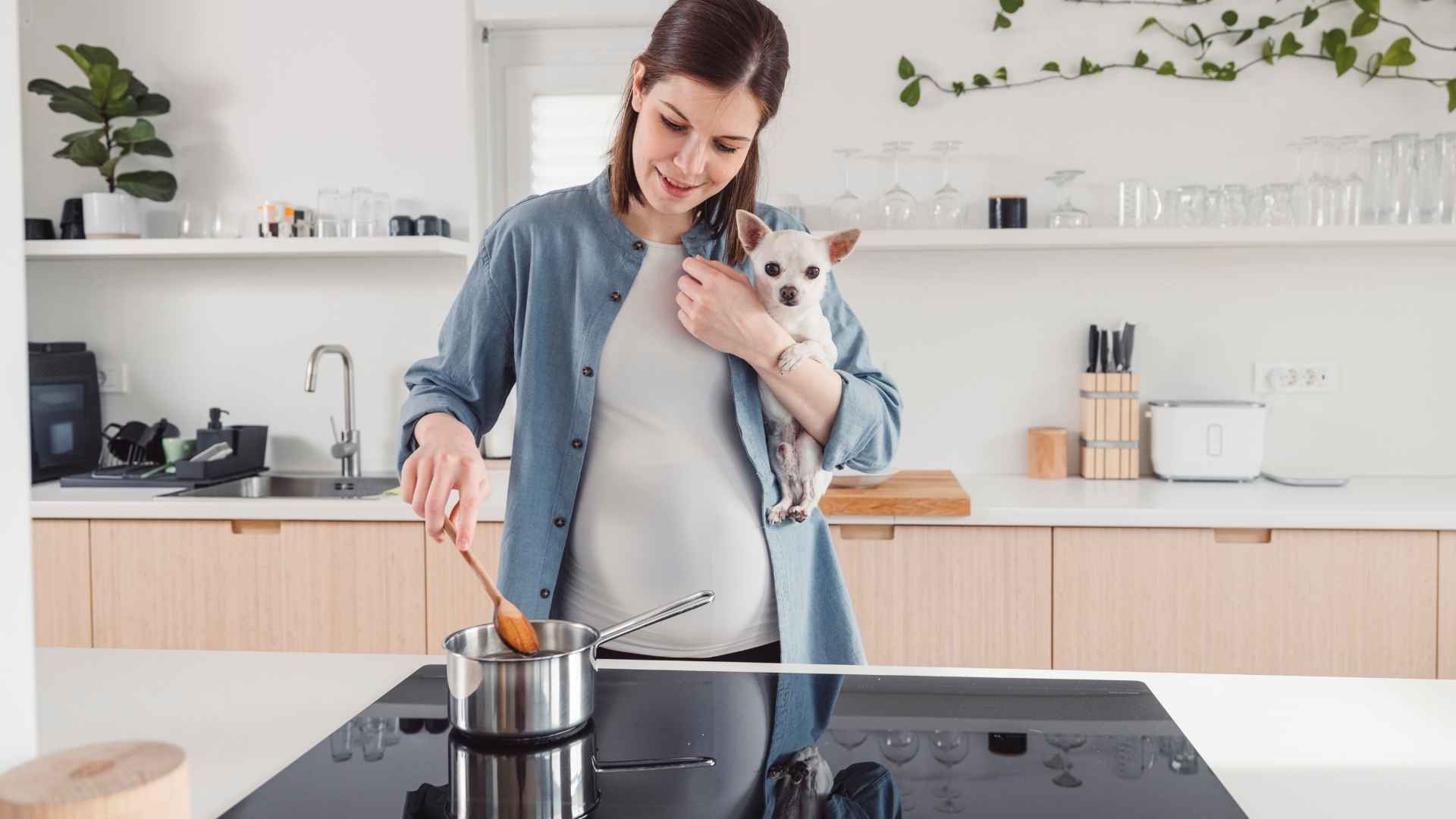 Tutora cocinando para perro